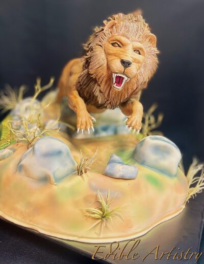 Bold safari-inspired lion cake with handcrafted wild details